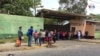 Fila en un hospital de Managua, Nicaragua por información relacionada a pacientes con neumonías.