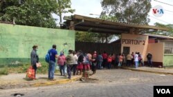 Fila en un hospital de Managua, Nicaragua por información relacionada a pacientes con neumonías.