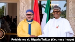 Le roi Mohamed VI du Maroc et le président Muhammadu Buhari du Nigeria, lors d’une visite du souverain marocain au Nigeria, le 2 décembre 2016. 