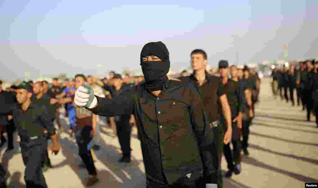 Mehdi Army fighters loyal to Shi'ite cleric Moqtada al-Sadr march during training in the holy city of Najaf, Iraq, June 16, 2014.
