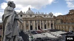 Des fidèles se rassemblent sur la place Saint-Pierre au Vatican, 17 octobre 2010.