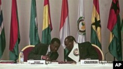 Alassane Ouattara (à droite) présidant un sommet de la Cédéao à Abidjan. 