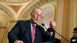 Le leader de la minorité démocrate au Sénat, Chuck Schumer, s’adresse aux journalistes au Capitole à Washington, le 14 mars 2017.