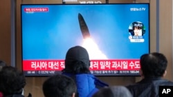 Una pantalla de televisión muestra una imagen de archivo del lanzamiento de un misil de Corea del Norte durante un programa de noticias en la estación de tren de Seúl, en Seúl, Corea del Sur, el lunes 18 de marzo de 2024.