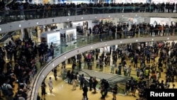 Anti-government protesters stage a rally at a shopping mall in Hong Kong, China April 26, 2020. REUTERS/Tyrone Siu