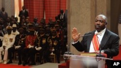 Le président du Gabon, Ali Bongo, prête serment à Libreville, le 27 septembre 2016.