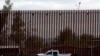 Des soutiens de Trump construisent un mur privé à la frontière mexicaine