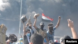 Manifestantes iraquíes protestan contra el gobierno en la ciudad sureña de Nassiriya el 28 de noviembre de 2019.