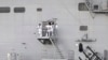 Seorang personel Angkatan Laut Amerika Serikat di pintu kapal USS Peleliu, kapal penyerang amfibi yang sedang berlabuh di Subic Bay, bekas pangkalan AL AS, di Olongapo, barat laut Manila, 21 Oktober 2014. 