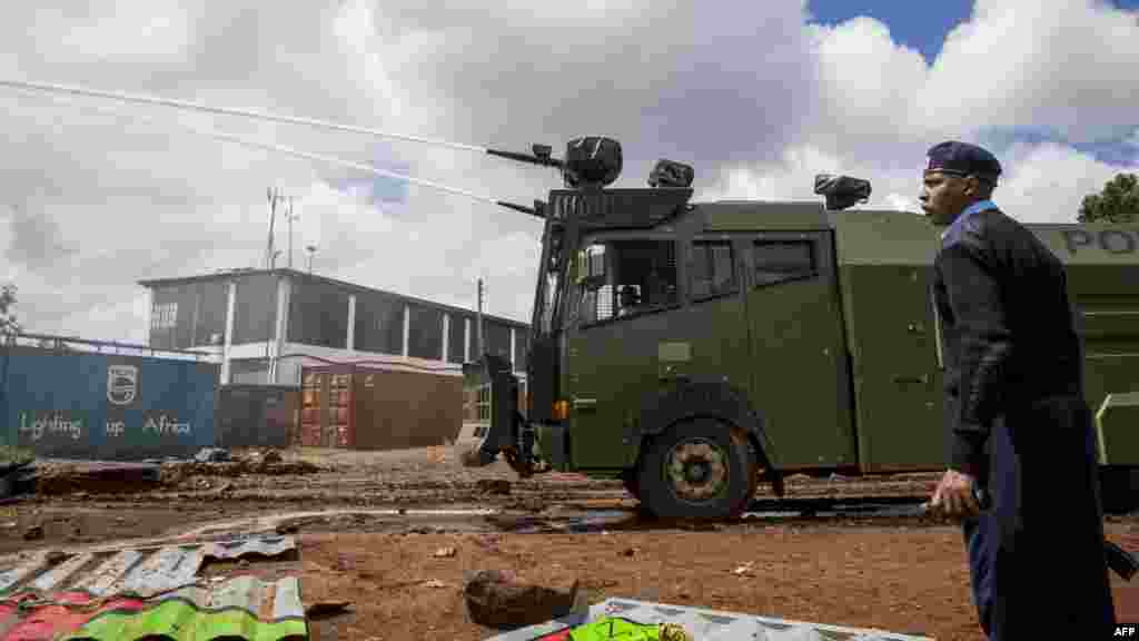 La police kényane utilise un véhicule muni d'une lance à eau contre les partisans de la coalition du Super Alliance nationale (NASA) lors d'affrontements à Kibera, à Nairobi, le 26 octobre 2017.