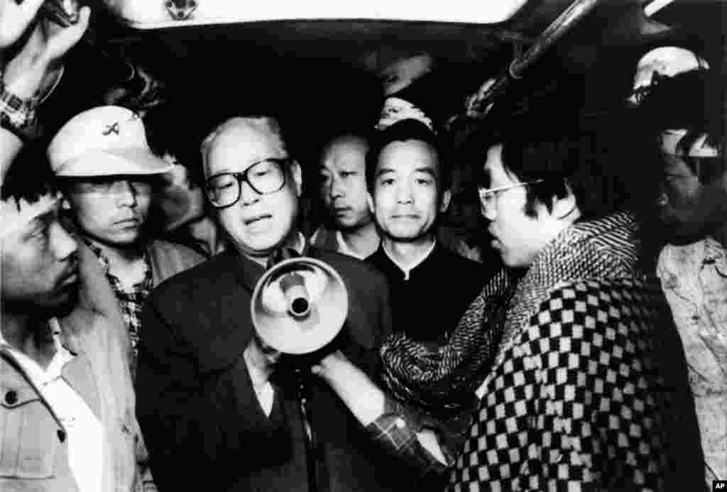 1989年5月19日夜晚或者20日凌晨,中共总书记赵紫阳在北京天安门广场同绝食的学生谈话,劝慰学生停止绝食活动,中共中央办公厅主任温家宝陪同。对温家宝此举有种种解读,有人认为这显示他支持赵紫阳;有人说这只是职务行为,不是选边站;还有人说他是为邓小平去监视赵紫阳的。不久后八九民运遭到六四镇压,赵紫阳因为在这场学生运动中的表现在中共高层受到谴责并被撤职,而温家宝继续担任中办主任直到后来先后出任副总理和总理。