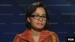 World Bank Managing Director Sri Mulyani Indrawati speaks during in a VOA interview, April 13, 2016. 
