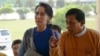 NLD ပါတီခေါင်းဆောင် ဒေါ်အောင်ဆန်းစုကြည်နှင့်အတူတွေ့ရသည့် ဒေါက်တာဇော်မြင့်မောင်။ (မတ် ၁၊ ၂၀၁၆)