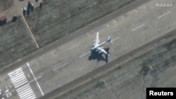 衛星圖像顯示一架轟炸機準備在薩拉托夫的恩格斯空軍基地起飛