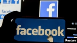 El logo de Facebook es desplegado en un teléfono celular inteligente. Foto de archivo.