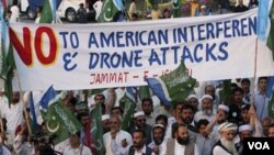 Para pendukung partai Jamaat-e- Islami ikut bergabung memprotes serangan pesawat tak berawak AS di wilayah kesukuan Pakistan (23/4).