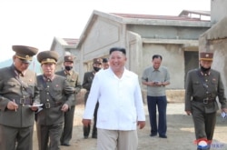 Pemimpin Tertinggi Korea Utara, Kim Jong-un saat meninjau Peternakan Ayam Kwangchon yang sedang dibangun, dalam foto yang dirilis 19 Juli 2020 oleh Kantor Berita Pusat Korea Utara (KCNA) di Pyongyang. (KCNA via REUTERS)
