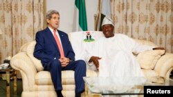 M.John Kerry et le président Goodluck Jonathan à Lagos