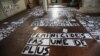 Bannières dédiées à la mémoire des femmes tuées par leurs partenaires étalées dans un squat d'artiste à Paris le 6 septembre 2019.
