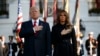 Le président Donald Trump et la Première dame Melania Trump observe une minute de silence, devant la Maison Blanche, le 11 septembre 2017, à Washington.