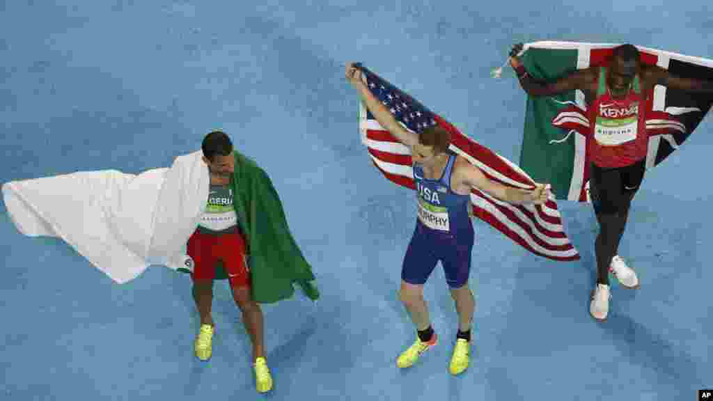 David Lekuta Rudisha, Taoufik Makhloufi de l'Algérie et Clayton Murphy des États-Unis célèbrent leur podium au stade olympique à Rio de Janeiro, le 15 août 2016.