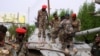 Anggota pasukan militer Sudan terlihat berada di atas sebuah tank menjelang kedatangan Jenderal abdel Fattah al-Burhan di bandara militer Sudan pada 27 Agustus 2023. (Foto: Reuters/Ibrahim Mohammed Ishak)