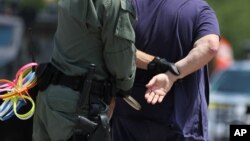 Los grupos defensores de los inmigrantes, aseguran de que los agentes de Inmigración y Aduanas constantemente abusan de la fuerza cuando irrumpen en las viviendas de personas indocumentadas.