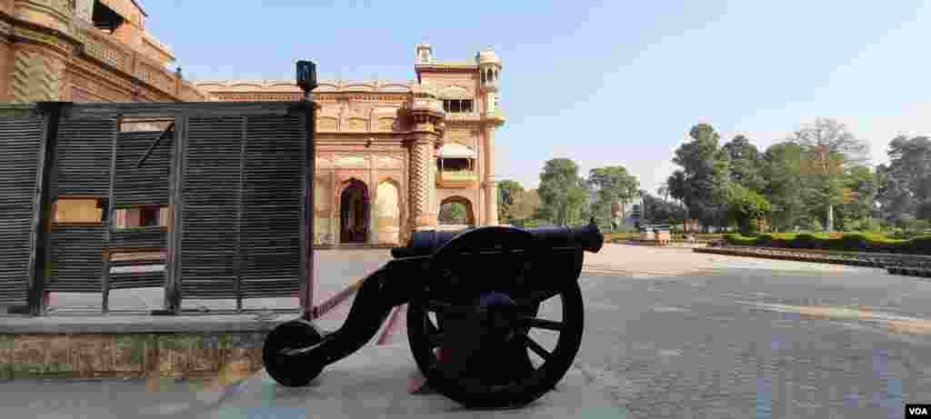 محل کے دربار میں فرنیچر، شکار کیے ہوئے جانور، اسلحہ، دستاویزات، توپ، سکے اور نادر تصاویر رکھی گئیں ہیں۔ 