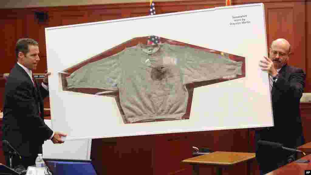 Deux avocats affichent le sweat-shirt porté par Trayvon Martin la nuit lorsqu'il a été abattu par George Zimmerman, lors du procès Zimmerman à Sanford, le 3 juillet 2013.