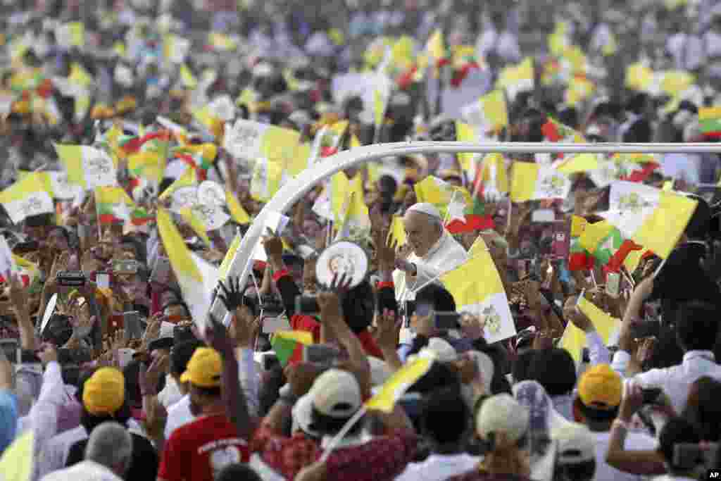 សម្តេចប៉ាប Francis បានមកដល់ដើម្បីប្រារព្ធពិធី Mass នៅទីលាន Kyaikkasan Ground ក្នុងរដ្ឋធានីរ៉ង់ហ្គូនប្រទេសមីយ៉ាន់ម៉ា។