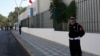 Un policier marocain garde l'entrée du bureau judiciaire d'investigation à Sale, près de Rabat, Maroc, le 29 janvier 2017.