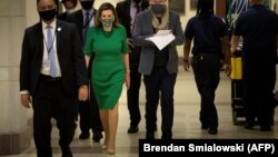 La présidente de la Chambre des représentants, Nancy Pelosi (démocrate de Californie), se rend à une conférence de presse au Capitole, le 26 février 2021, à Washington, DC.