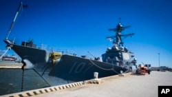 FILE - Kapal perusak kelas Arleigh Burke USS Gravely berlabuh di pelabuhan asalnya Stasiun Angkatan Laut Norfolk di Norfolk, Virginia, 14 Maret 2023. Para pejabat AS mengatakan kapal itu menembak jatuh rudal yang ditembakkan dari Yaman oleh Iran.