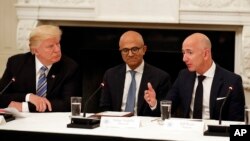 Presiden AS Donald Trump, CEO Microsoft Satya Nadella, dan CEO Amazon Jeff Bezos dalam diskusi di Gedung Putih, 19 Juni 2017 (foto: dok). 
