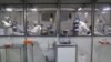 Una persona vacunada contra COVID-19 tiene menos probabilidades de ser hospitalizada si contrae el virus que otra no vacunada.