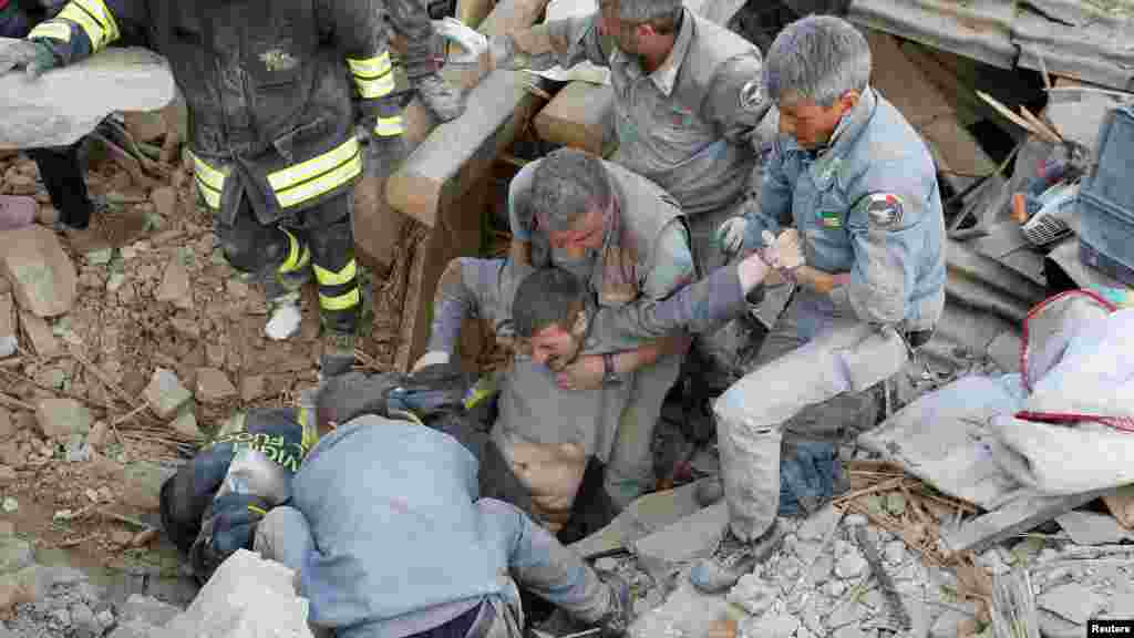 Un homme est secouru dans les ruines d'un building après un séisme à Amatrice, le 24 août 2016.