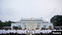 Presiden Indonesia Joko Widodo bersalaman dengan anggota kabinetnya yang baru setelah diumumkan di Istana Negara di Jakarta, 26 Oktober 2014. 