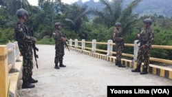 Personel Brimob dalam operasi Tinombala di Poso, Sulawesi Tengah, 4 Maret 2019. (Foto: VOA/Yoanes Litha)