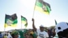 Des partisans de l'ancien président sud-africain Jacob Zuma, condamné à 15 mois de prison par la Cour constitutionnelle, chantent et dansent devant son domicile à Nkandla, Afrique du Sud, le 3 juillet 2021.