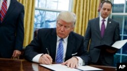 Donald Trump signe l'acte de retrait des Etats-Unis du traité de libre-échange transpacifique (TPP), dont l'administration de Barack Obama avait fait l'une de ses priorités.