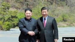 朝鲜领导人金正恩和中国国家主席习近平在中国大连会谈 - 朝中社照片