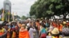 Ratusan karyawan PT Freeport melakukan tarian khas Papua di tengah aksi unjuk rasa di kantor kementerian ESDM menuntut hak mereka sebagai pekerja, Selasa 7 Maret 2017. (Foto: VOA/Andylala)