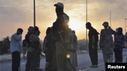 Wasu 'yan kungiyar ISIS suna shirin fillin kawunan wasu mutane da suke garkuwa da su