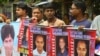 Keluarga dan teman-teman korban penghilangan paksa di Bangladesh berdemonstrasi di jalan-jalan Dhaka pada 10 Desember 2021. Sejumlah aktivis Bangladesh memberi pengarahan kepada kepala urusan PBB yang berkunjung tentang berbagai pelanggaran berat HAM. (Foto: VOA)