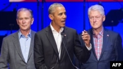 Le 21 octobre 2017, l'ancien président George W. Bush (à g.), son successeur Barack Obama et l'ancien président Bill Clinton lors d'un concert caritatif à College Station, Texas.