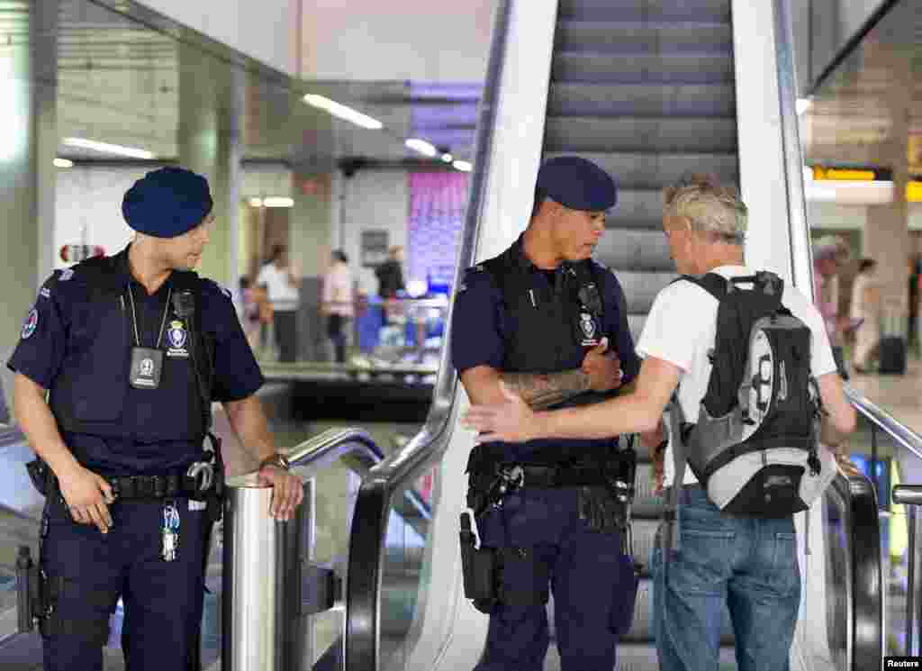 荷蘭阿姆斯特丹史基浦機場的上層專門為馬來西亞MH-17客機上的乘客親屬開放,該樓層禁止媒體進入