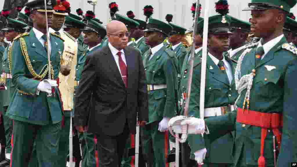 Le président de l'Afrique du Sud, Jacob Zuma, passe la garde d'honneur en revue lors de sa visite officielle au Nigeria avant d'être reçu par son homologue nigérian Muhammadu Buhari au Palais présidentiel à Abuja, le 8 mars 2016.