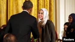 Le président Barack Obama salue Samantha Elauf lors du repas d’iftar en hommage aux musulmans à la Maison Blanche, le 22 juin 2015.