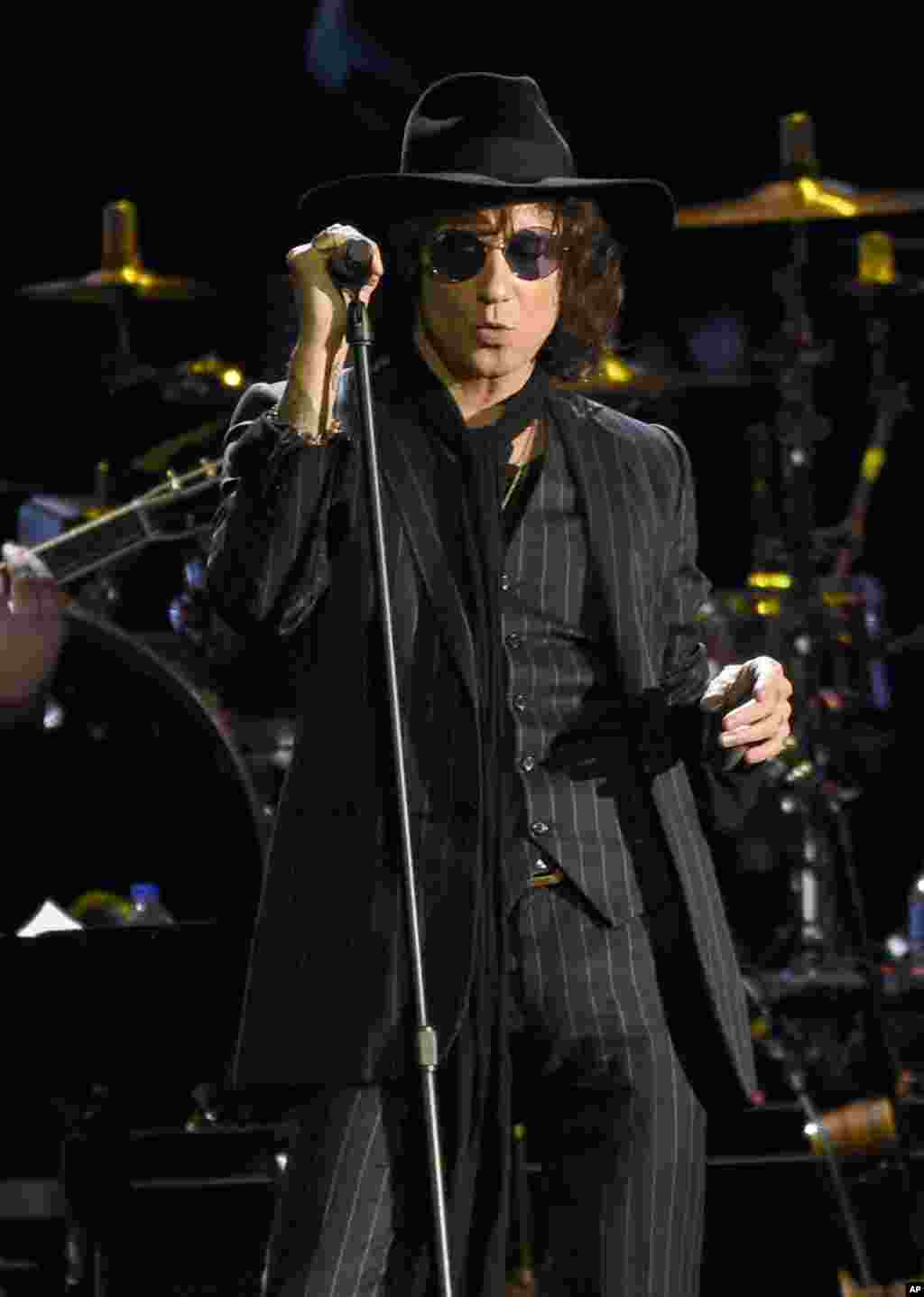 Enrique Bunbury interpreta uno de los principales clásicos de la agrupación mexicana Maná: "Vivir Sin Aire"