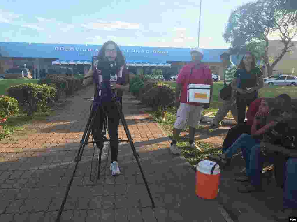 VOA Noticias Celia Mendoza y Alejandra Arredondo pasaron 11 días en las líneas fronterizas entre Venezuela, Brasil, Colombia y Ecuador informando sobre el éxodo de venezolanos en la región. (Alejandra Arredondo, Celia Mendoza – VOA) https://www.voanoticias.com/a/venezuela-frontera-ecuador-colombia/4541245.html 